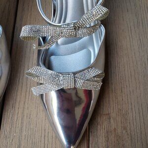 BNWT BCBGeneration Bardia Pump Slides radiant silver (7.5)